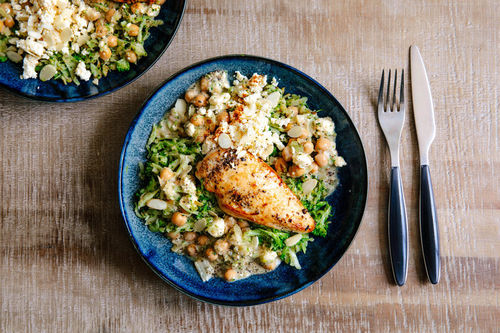 Hähnchenbrustfilet Low Carb mit Kichererbsen, Brokkoli und Feta