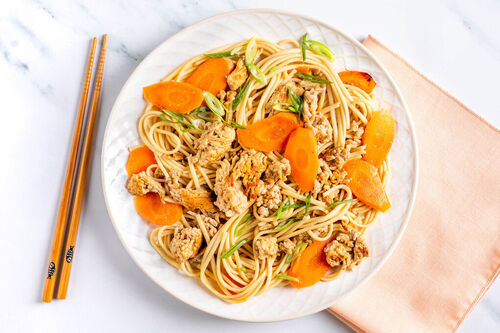 Udon-Nudeln mit saftigem Schweinehack mit würziger Misosauce und Karotten