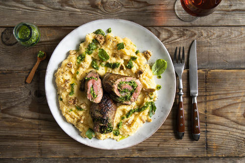 Rinderroulade mit Pesto-Füllung auf Steckrüben-Petersilienwurzel-Püree