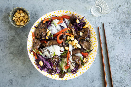 Mongolische Rindfleischnudeln mit Reisbandnudeln und Erdnüssen