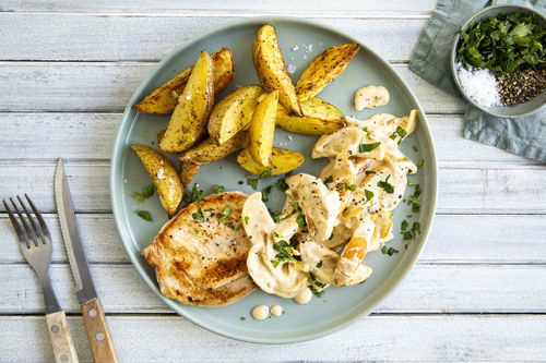 Saftige Schweinerückensteaks mit Apfel-Rahmsauce und Kartoffeln