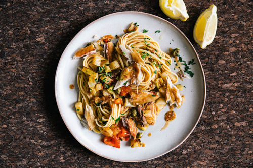 Tagliatelle mit Räuchermakrele in Tomaten-Fenchel-Sauce mit Kapern