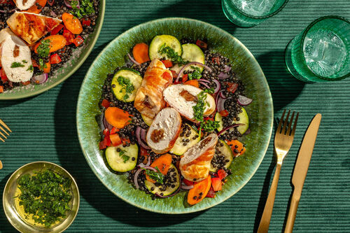 Bio-Hähnchen-Involtini mit Dattelfüllung auf Linsen-Gemüse mit Karotte und Zucchini