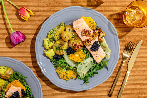 Lachsfilet x2 mit Seealgen-Kaviar & Walnüssen dazu Crushed Potatoes & Fenchel-Orangen-Salat