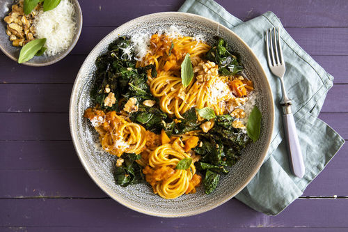 Vegetarische Kürbis-Pasta mit Knoblauch-Schwarzkohl und Walnüssen