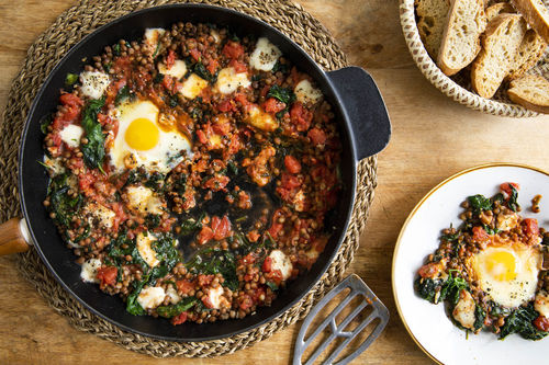 Tomaten-Linsen-Gemüse mit gebackenem Ei mit Mozzarella und knusprigem Baguette