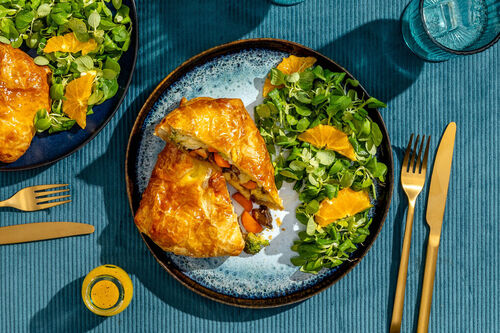 Blätterteigpastete mit Gemüse und Brie dazu würziger Feldsalat mit Orange