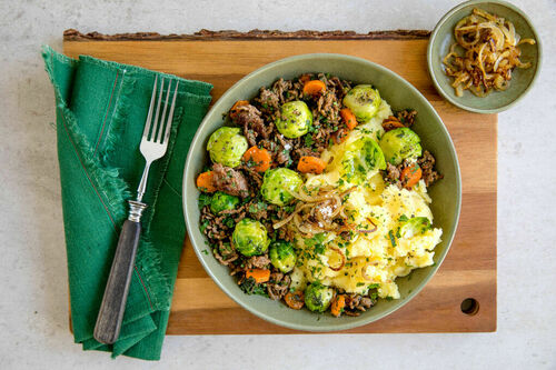 Bio-Hackfleisch-Rosenkohl-Pfanne mit Spekulatiusgewürz auf Kartoffelpüree