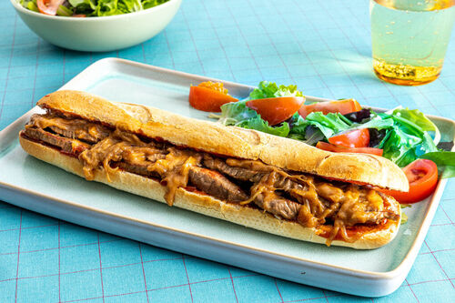 Superfix: Philly-Cheesesteak-Sandwich vom Rind mit Salat und BBQ-Sauce