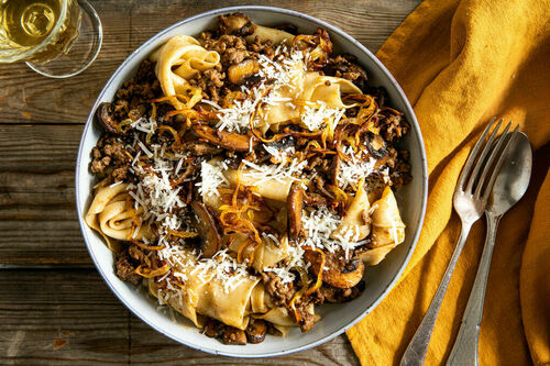 Pappardelle mit Bio-Rinderhack & Champignons garniert mit gerösteten Zwiebeln & Käse