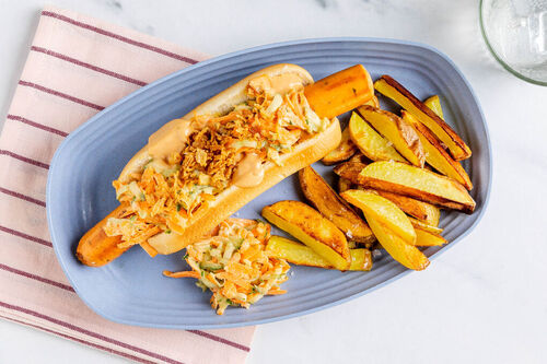 Hähnchen-Hotdog mit Kartoffelwedges dazu saftiger Gurken-Karotten-Slaw