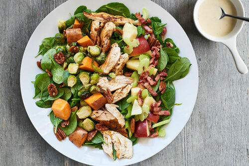 Salatteller mit Hähnchen & Speck Low Carb mit Apfel & Pekannuss