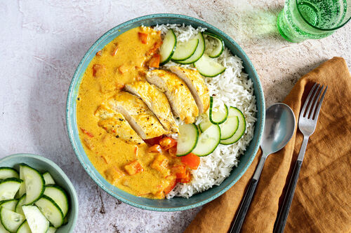 V: Mildes Paprika-Bio-Hähnchencurry mit frischer Gurke auf Basmatireis
