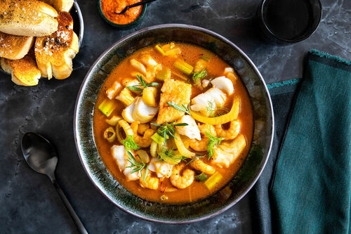 Fischsuppe Bouillabaisse-Style mit geröstetem Brot und Rouille