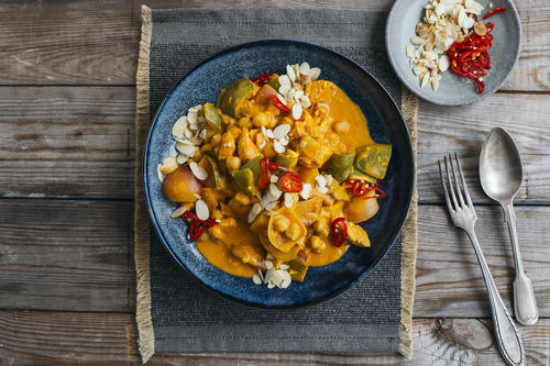 Kichererbsen-Hähnchen-Curry mit Rahmjoghurt und Mandelblättchen