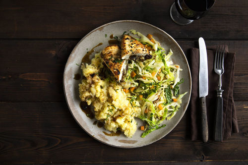Gefüllte Hähnchenbrust mit Wirsing auf Kartoffelstampf mit gebräunter Butter