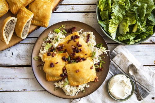 Piroggen mit Sauerkraut-Hack-Füllung mit knusprigem Speck und Salat