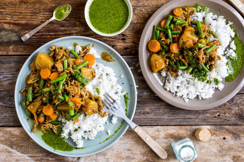 Indische Schweinehack-Gemüse-Pfanne mit Kartoffeln und grünen Bohnen auf Reis