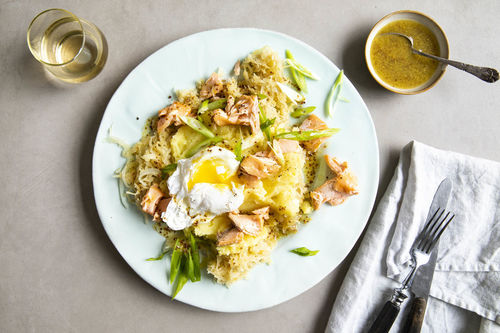 Räucherlachs auf Sauerkraut mit pochiertem Ei und Kartoffelstampf