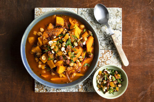 Bunte Gemüse-Tajine mit Rosinen und feinem Haselnuss-Aprikosen-Topping