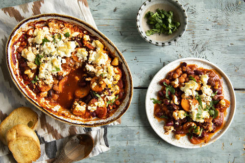 Überbackener Bohneneintopf mit Feta mexikanische Art, dazu Baguette
