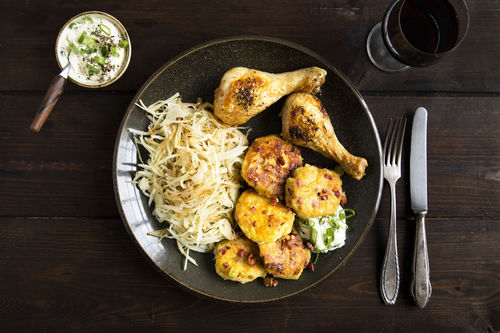 Hähnchendrumsticks mit Paprikakraut und knusprigen Kartoffelküchlein