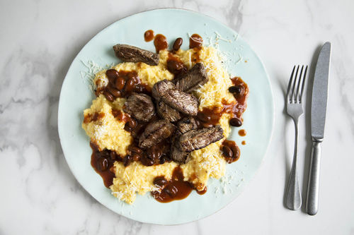 Rinderhüftsteak italienische Art mit Polenta und tomatisierten Bohnen