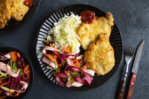 Schweineschnitzel Tonkatsu-Style mit mariniertem Wurzelgemüse und Sushireis