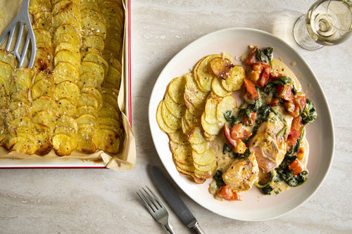 Lachsfilet in cremiger Spinat-Tomaten-Sauce mit knusprigen Ofenkartoffeln