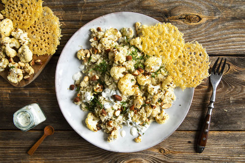 Cremiges Low-Carb-Blumenkohlrisotto mit Rauchmandeln und Käsecrackern