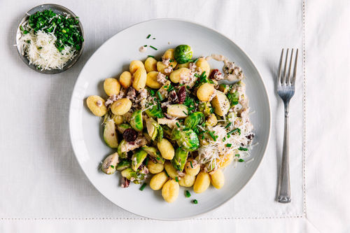 Goldene Ofen-Gnocchi mit Rosenkohl und feiner Cranberry-Rahmsauce