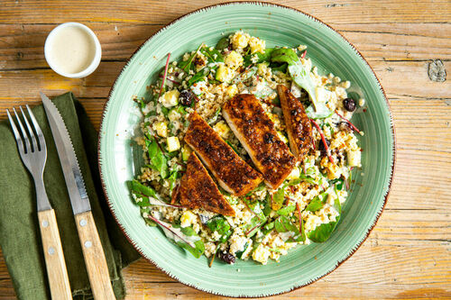 Rindersteak mit Harissa gewürzt an Mangold-Dattel-Bulgur mit Tahini