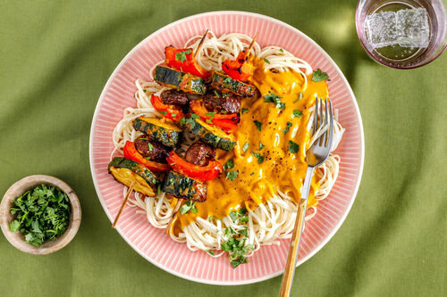 Indonesische Gemüsespieße mit Sataysauce und Udon-Nudeln