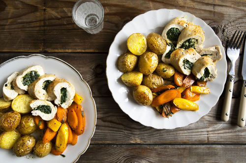 Hähnchenbrust mit Spinat-Käse-Füllung dazu Honig-Salbei-Karotten und Kartoffeln
