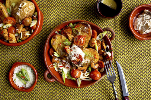 Feuerhähnchen-Ofenkartoffeln mit Kirschtomaten und Crème fraîche