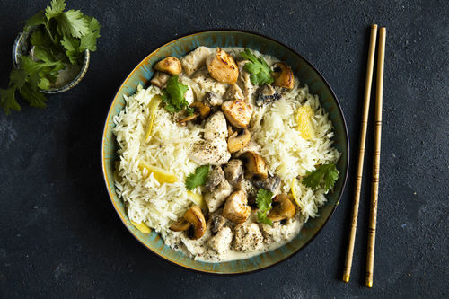 Erdnuss-Hähnchen-Curry mit Champignons in cremiger Joghurtsauce mit Zitronenreis