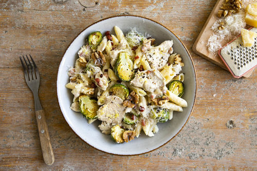 Hähnchen-Pasta mit Rosenkohl und Speck in cremiger Sauce mit Walnuss und Käse
