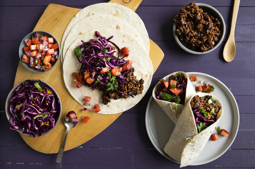 Tortillas mit Hackfleisch-Bohnen-Füllung mit fruchtigem Rotkohl und Tomatensalsa