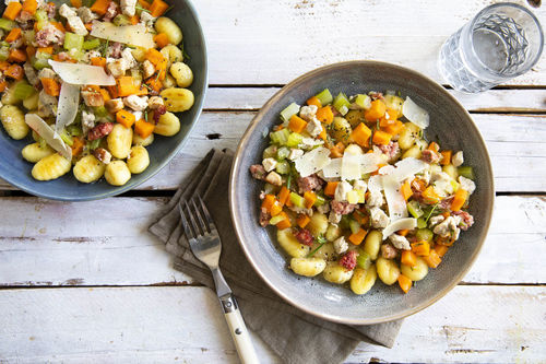 Gnocchi mit würzigem Salsiccia-Ragout mit Rosmarin und geriebenem Käse