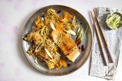 Gebratener Asia-Lachs auf schneller Glasnudel-Gemüse-Pfanne
