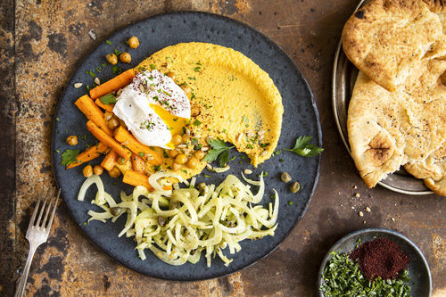 Pochiertes Ei mit Karotten-Hummus dazu Fenchel-Kapern-Salat und Pitabrot