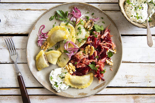 Piroggen mit Pilzen und Walnüssen dazu Kräutertopfen und Rote-Bete-Salat