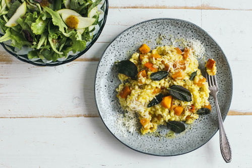 Kürbisrisotto mit Knusper-Salbei und feinem Salat mit Apfel und Pinienkernen