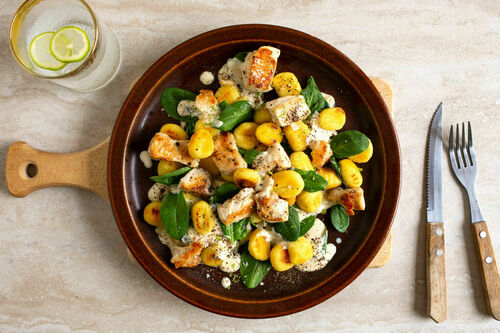 Gnocchi mit Hähnchen und Haferkochcreme mit Babyspinat und Limette