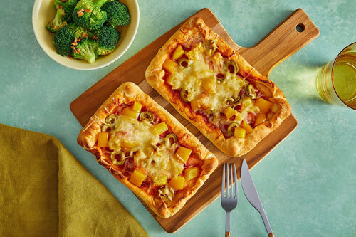 Minipizzen mit Paprika und Bacon an Cajun-Brokkoli mit Sonnenblumenkernen