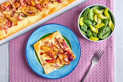 Bunter Apfel-Speck-Flammkuchen mit würzigem Sellerie-Spinat-Salat