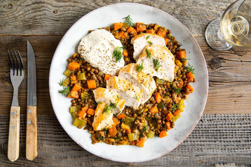 Hähnchenbrust auf Linsengemüse mit orientalischem Tahinidip