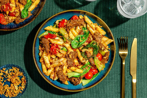 Tteokbokki mit veganem Rindfleisch in pikanter Tomatensauce mit Pak Choi
