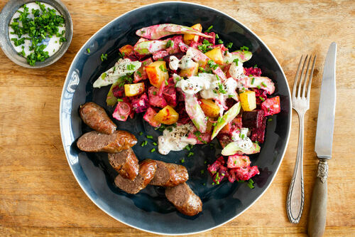 Deftige Bio-Rindswurst mit Kartoffel-Rote-Bete-Salat