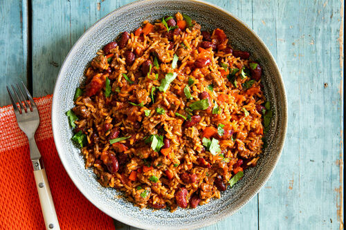 Reispfanne mit Bio-Rindswurst und Bohnen mexikanische Art mit Koriander